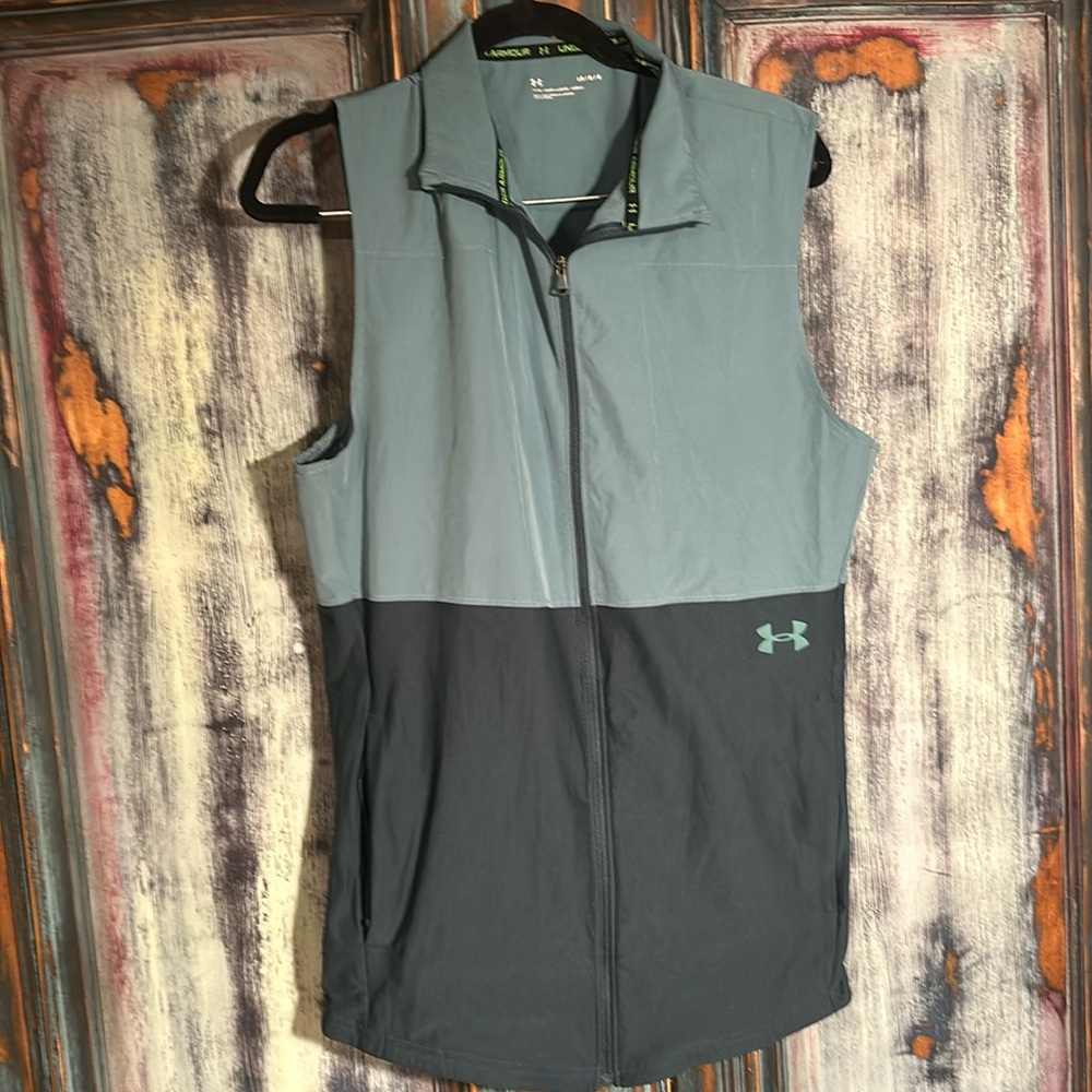 Under armour light vest with zip pockets